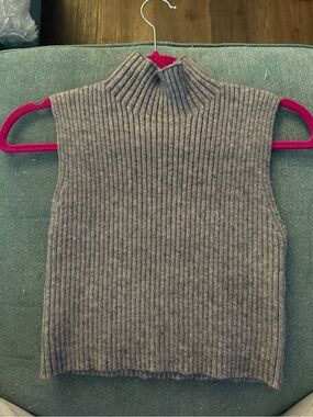 Sleeveless Stretchy Grey crop turtle neck sweater xs/s like new